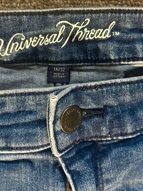 Universal Thread Women's Medium Blue Skinny Jean shorts